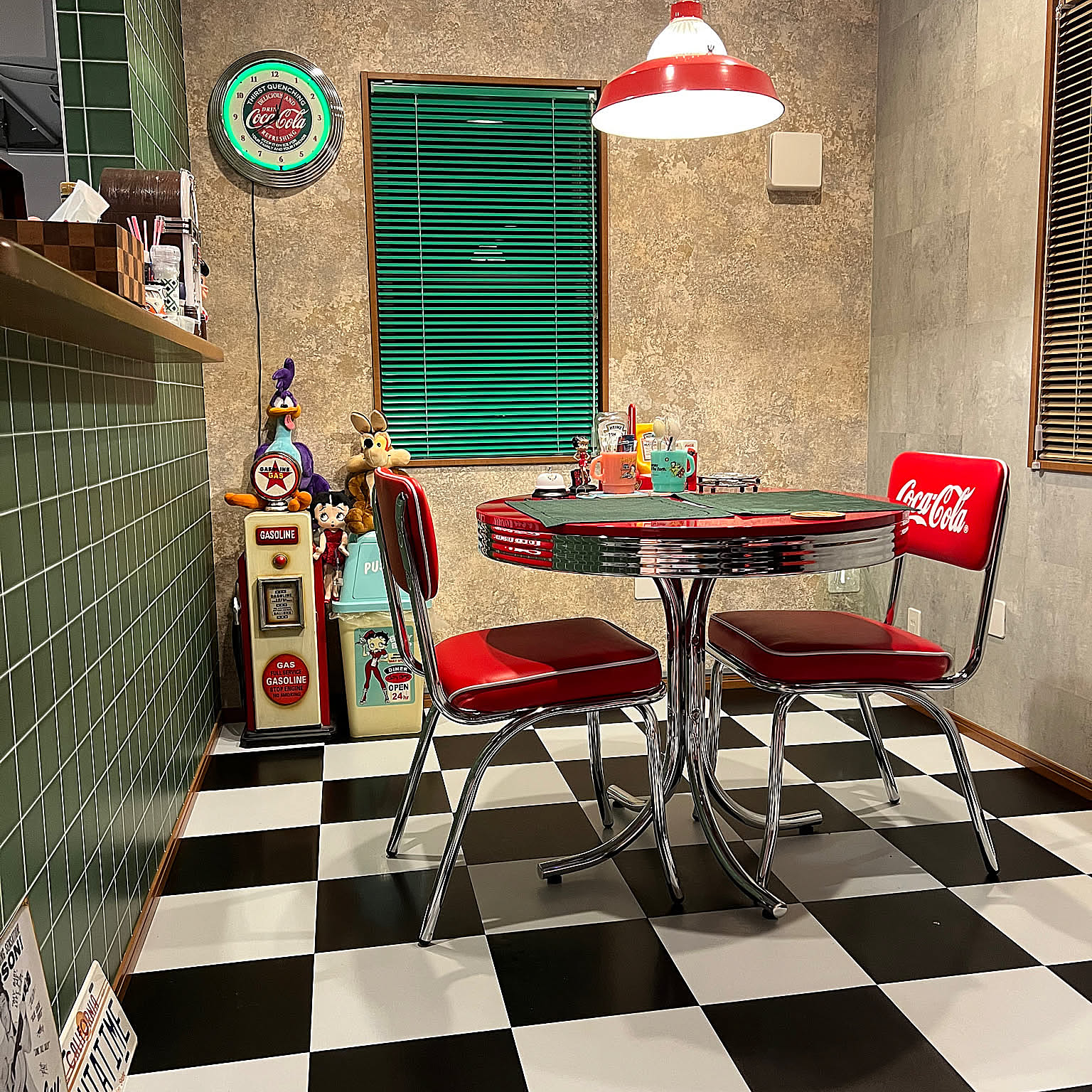 カラフルな色づかいが楽しい☆アメリカンポップな空間のコーディネート実例