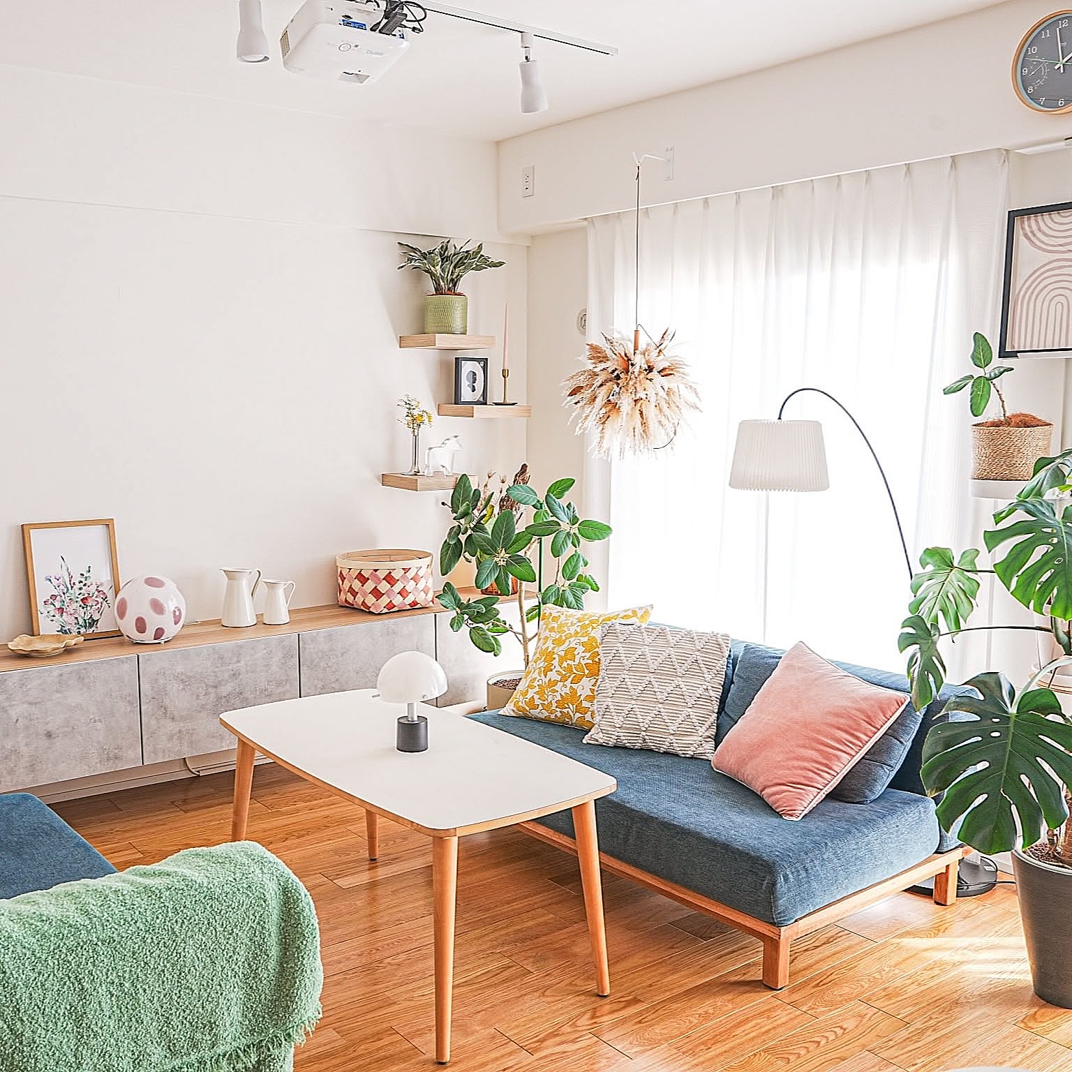 ラグやマルチクロスで印象チェンジ♪お部屋を彩る「春色インテリア」5選