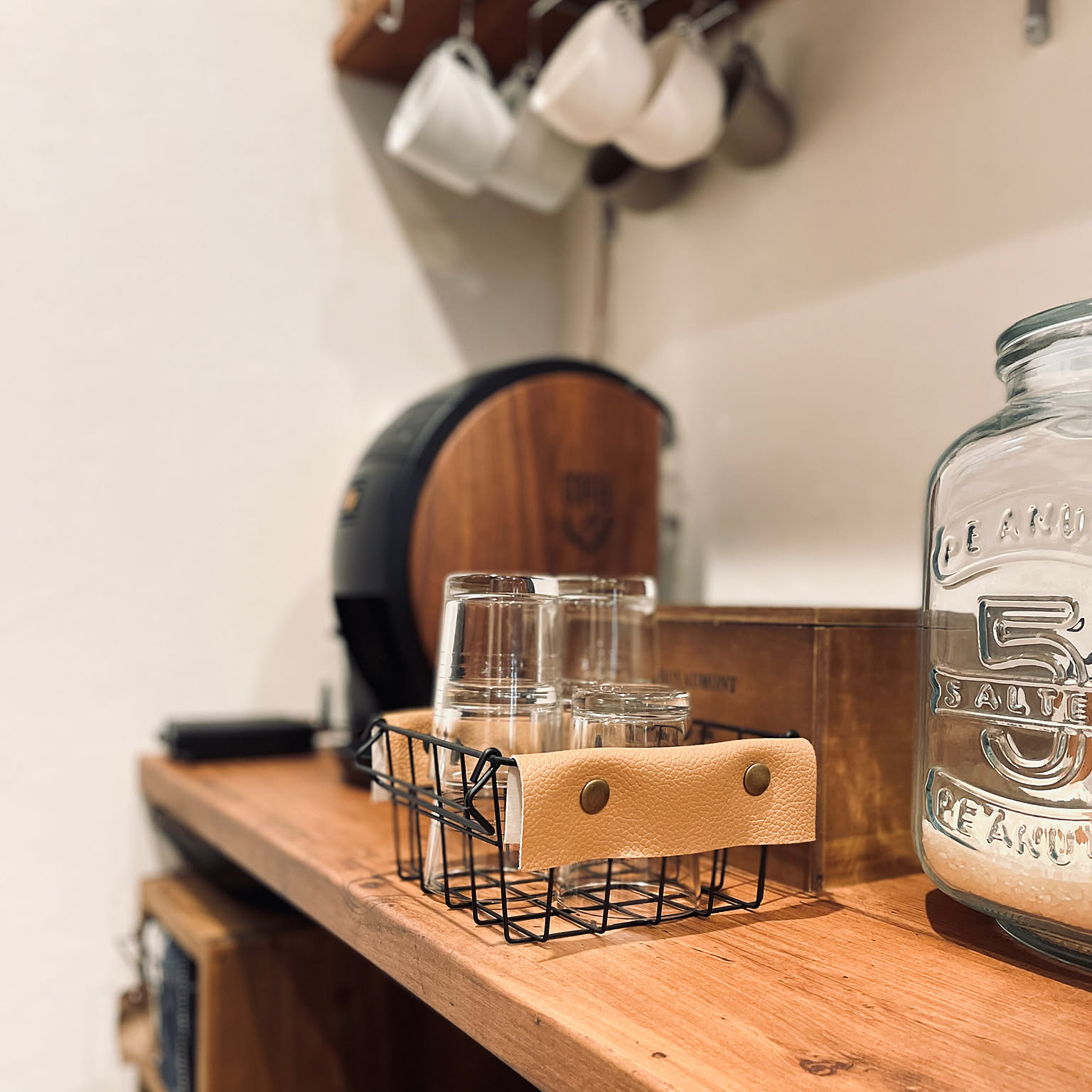 「カフェ感たっぷりの見せるコップ収納になる、ワイヤーカゴアレンジ」 by 19pyonさん