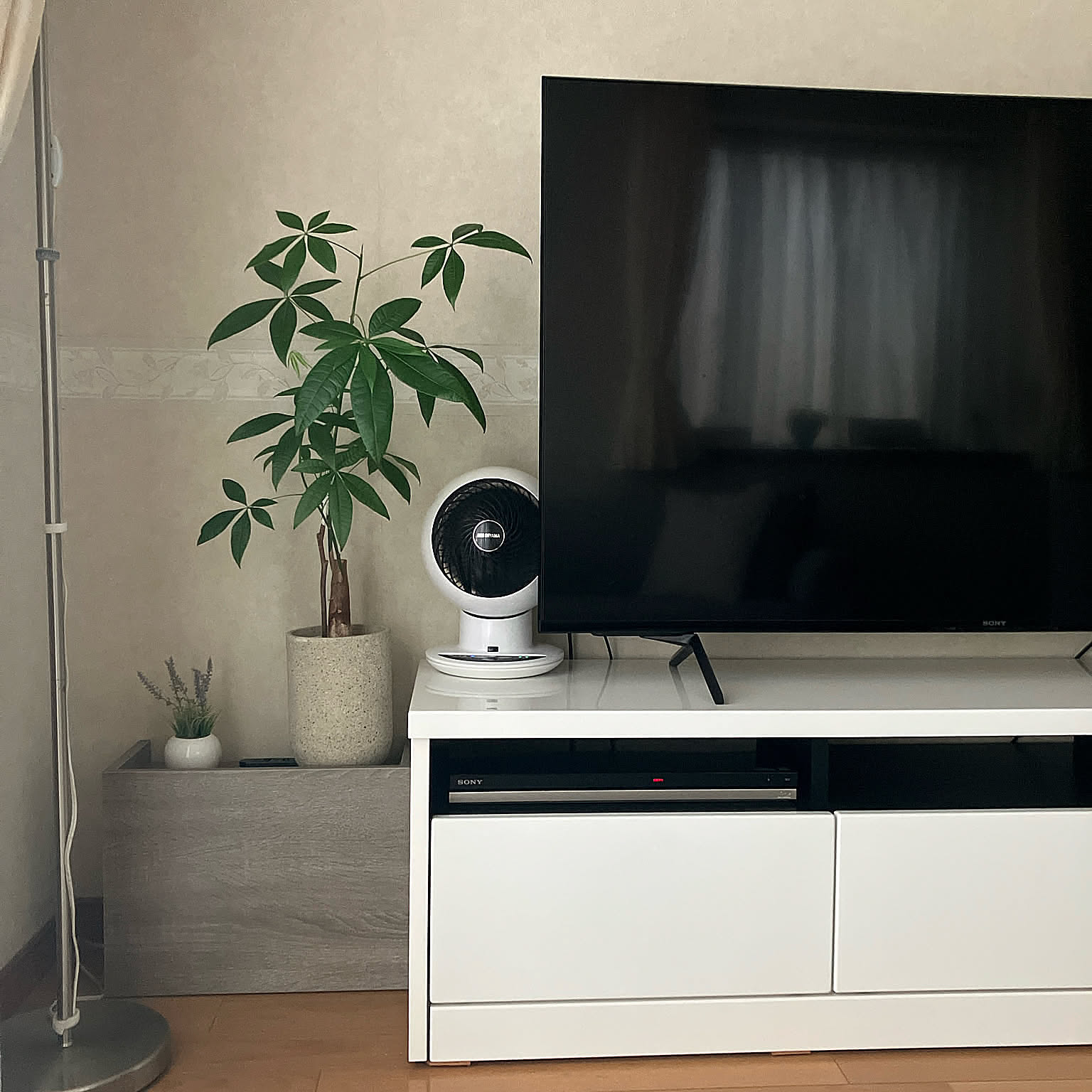 家電や電子機器がたくさんあってもすっきり片付く!コンセント周りの収納の工夫