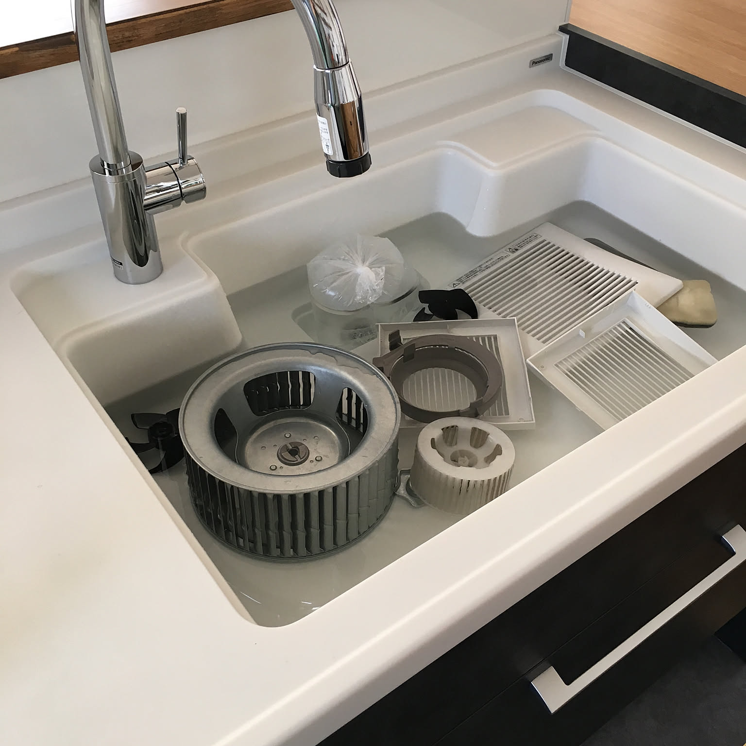 油汚れをすっきりキレイに♪換気扇のお掃除テクニック