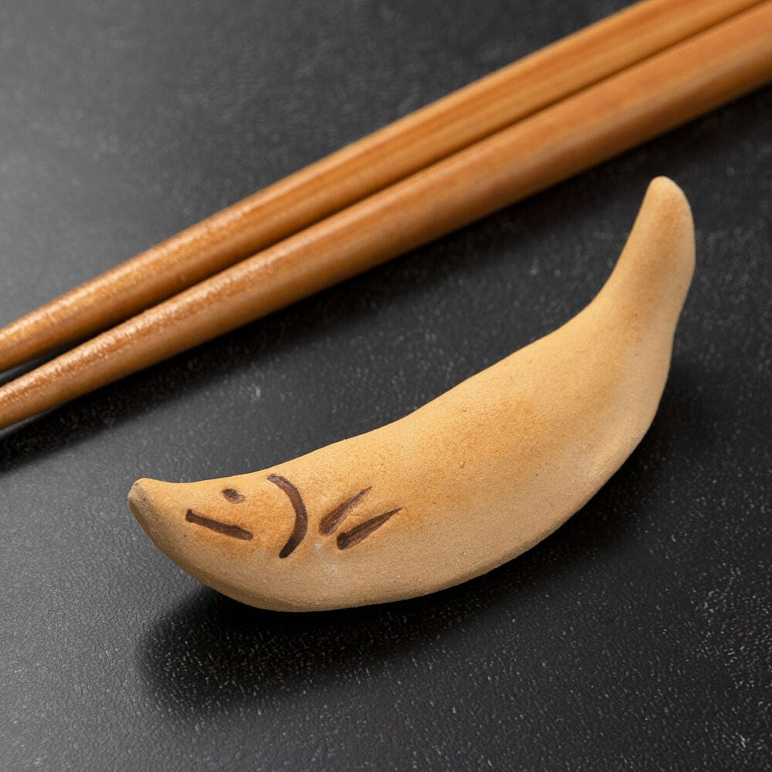 イホシロ窯　箸置き　あゆ菓子 (4-905)　美濃焼　岐阜県の工芸品　Minoyaki Chopstick rest, Gifu craft