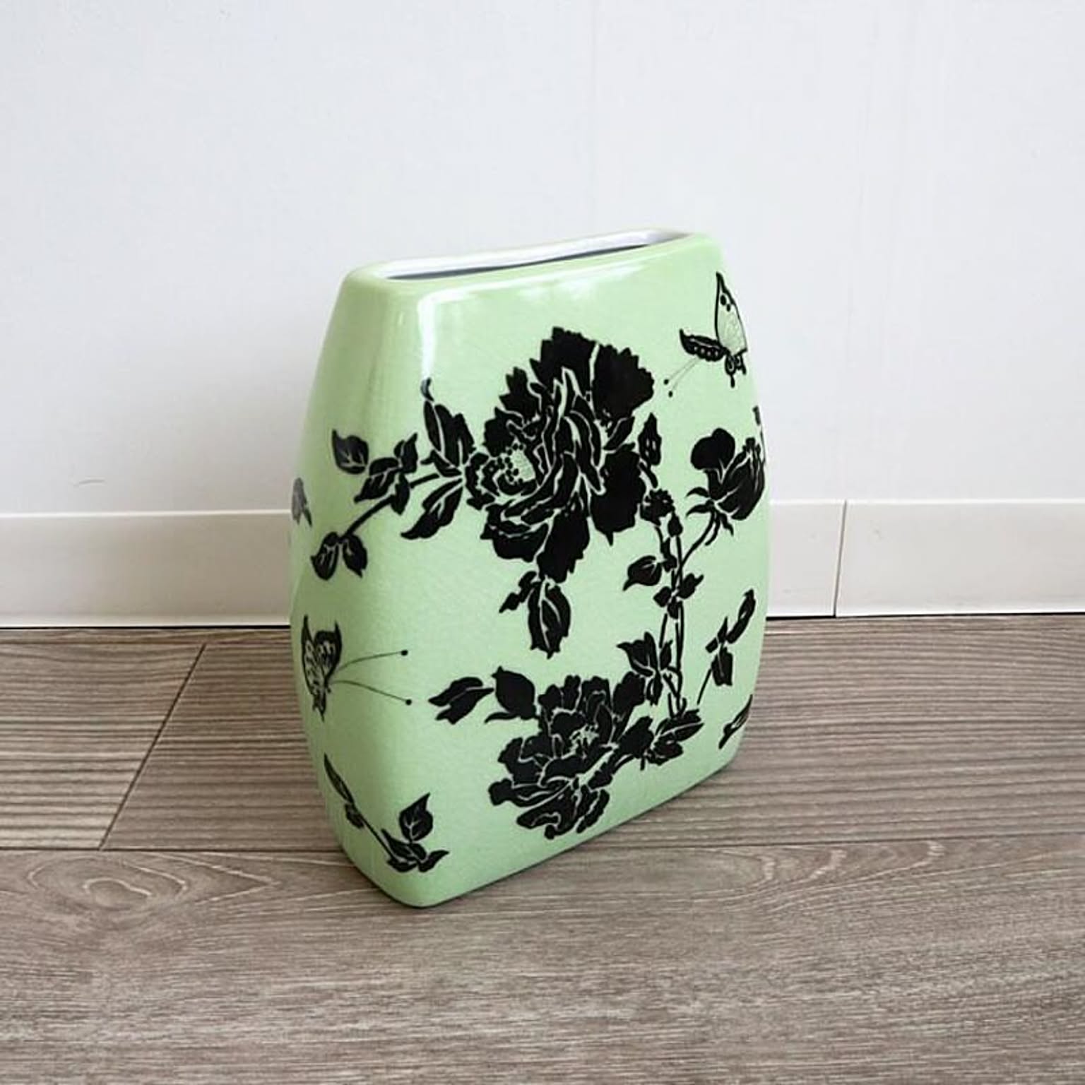 かわ畑貿易 花瓶 おしゃれ 陶磁器 かわいい レトロ イラスト 黒バラ 0901rta013 通販 Roomclipショッピング かわ畑貿易 花瓶 おしゃれ 陶磁器 かわいい レトロ イラスト 黒バラ 0901rta013 通販 Roomclipショッピング