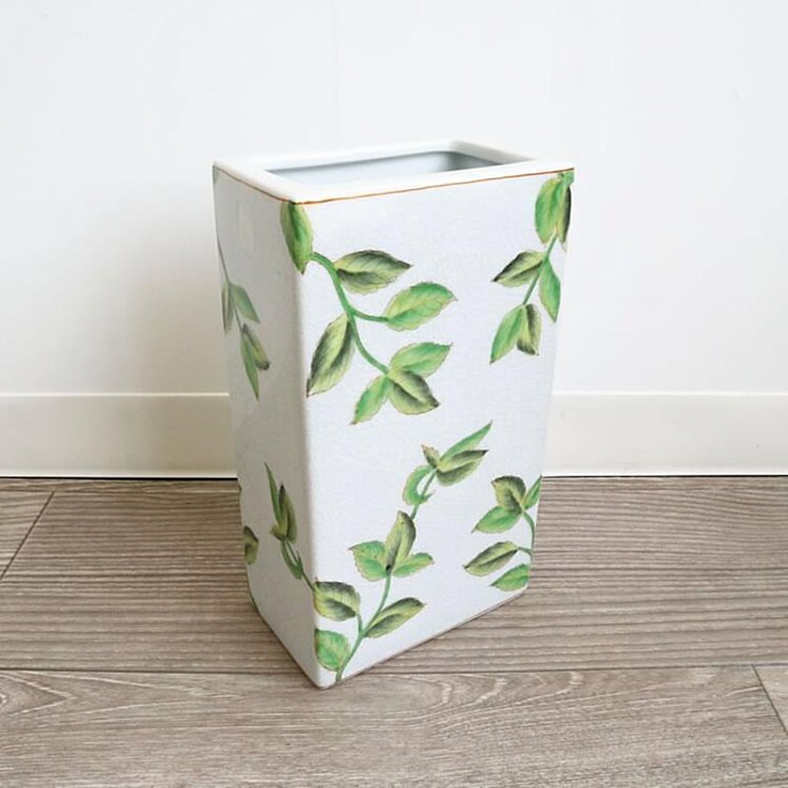 かわ畑貿易 花瓶 おしゃれ 陶磁器 かわいい 縦長 イラスト リーフ 葉 0901rta007 通販 Roomclipショッピング