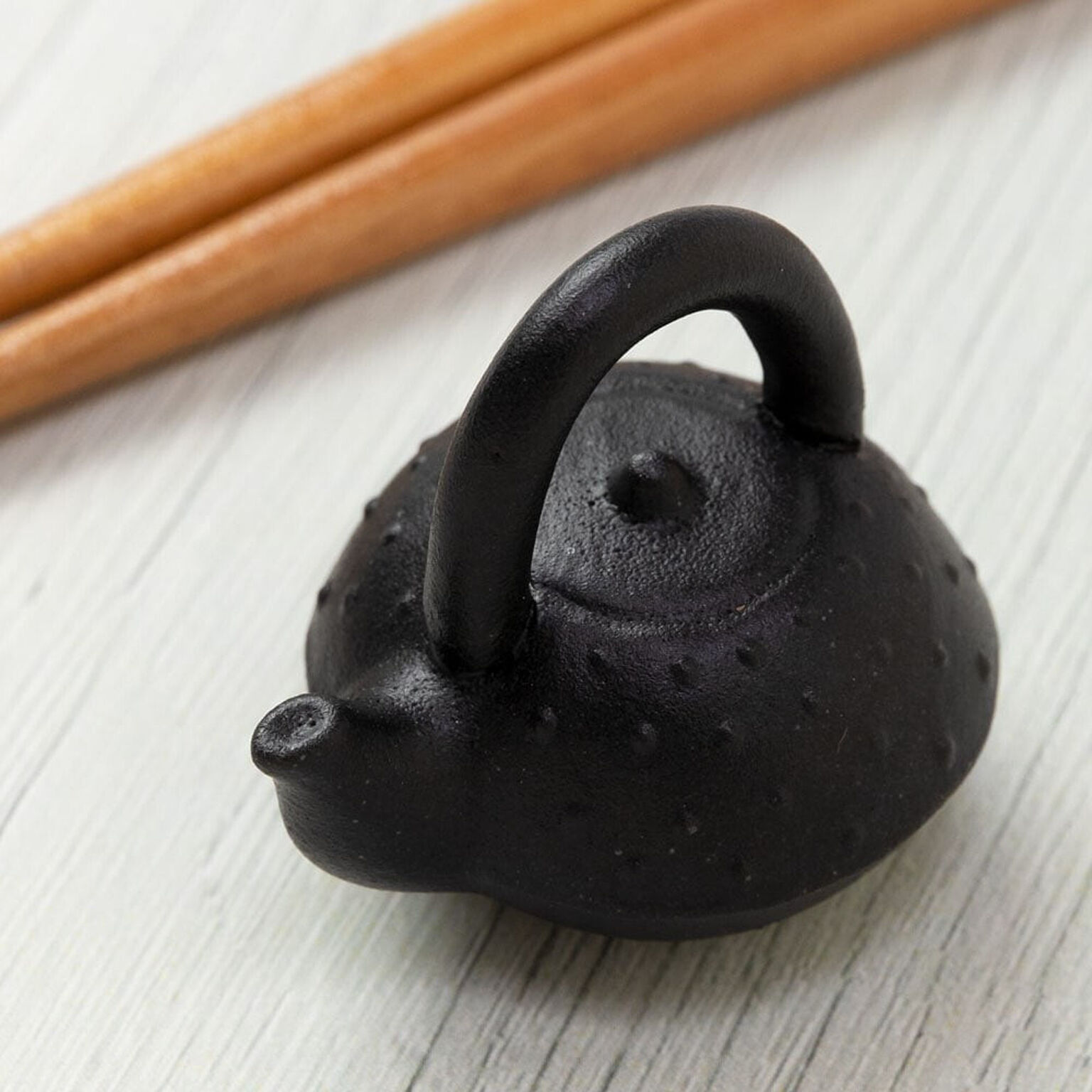 イホシロ窯　箸置き　鉄瓶　黒 (3-601a)　美濃焼　岐阜県の工芸品　Minoyaki Chopstick rest, Gifu craft