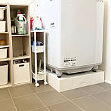 【高コスパアイテム】550円で通気性も抜群！ダイソーの隙間ワゴンで掃除道具をすっきり収納 by emiさん