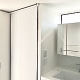 窓だけなんてもったいない!ロールスクリーンで作る収納スペース