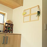 手軽に個性を☆貼り合わせるだけの窓枠DIY by satotoさん ［連載: 10分でできる100均リメイク］