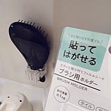 洗面台まわりが整い、使い心地も文句なし♪ヘアブラシの収納アイデア
