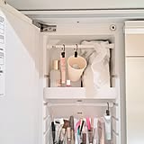 ちょっとした一工夫で快適な収納がかなう。つっぱり棒を活用した賢い収納法