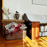 ソファに座ったままでも手が届く！実用的でインテリア性も高い、ソファ周りの収納アイデア6選