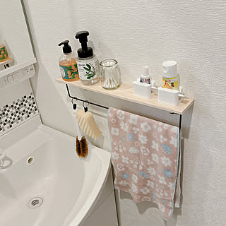 「賃貸OK！スリムなアイアンバー付き飾り棚のつくり方」 by nicoさん