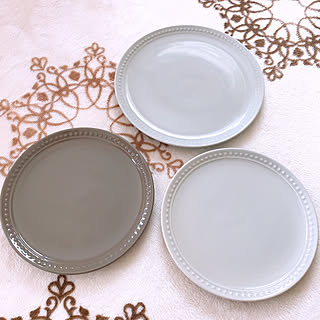 このデザインがプチプラで買えるなんて♪ダイソーで見つけたお皿