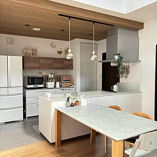 【RoomClipが選んだ厳選3選】「ダイニングテーブル」がテーマの素敵な投稿実例