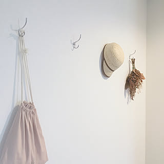 玄関周りはひっかけ収納が便利！100均フックを使った整理整頓アイデア集