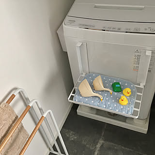 ちょい置きがスマートにできて快適♪towerの洗濯機横マグネット折り畳み棚 