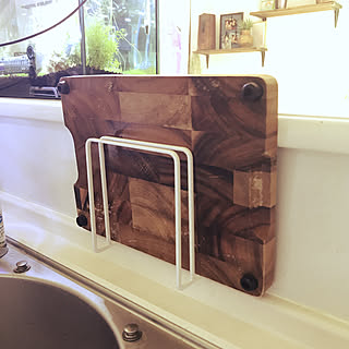 まな板の置き場所はここ！よく使うものだからこそ使いやすい場所に