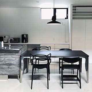 【写真でルームツアー】少ないもので豊かに暮らす、すっきりモノトーン空間。karenさんのお家をご紹介！