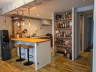 「酒棚とカウンターがアイコン、バーのようなひと時を生むキッチン」 by zonoさん