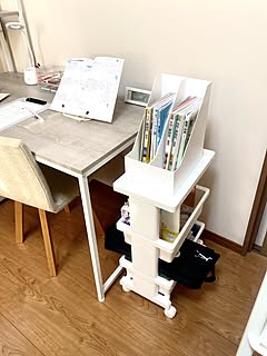 「コンパクトなのに頼もしい、テーブル下に収まる収納ワゴン」 by kojirotanさん