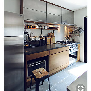 無機質なモダンテイストに。ステンレス素材が効いているお部屋