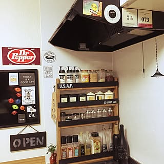 見せる収納でキッチンスペースの節約に!ブラックのアクセントが男前なDIY調味料棚☆ by Megumiさん