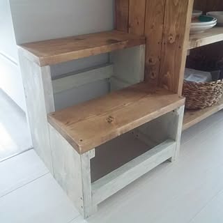 SPF材1枚でできる!flannel.さんの、インテリアに溶け込む木製踏み台