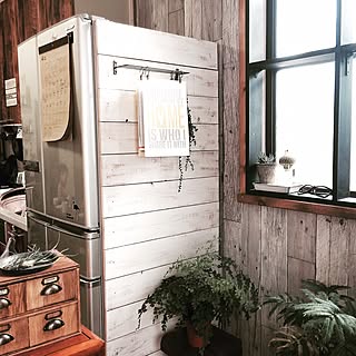 冷蔵庫だってオシャレでいたい。側面アレンジも楽しめる板壁DIY by ryonさん