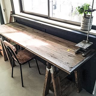 デザインやサイズを思いどおりに!DIYでつくるデスクのアイデア集