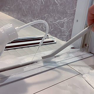 便利グッズを活用して掃除の手間がぐっと楽に♪サッシやレールの掃除アイデア6選