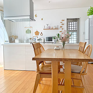 「光をまとう、開放的な佇まい。すっきりと整えながら、自分らしさも楽しむ白いキッチン」 by koko_hikaさん