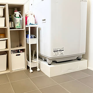 【高コスパアイテム】550円で通気性も抜群！ダイソーの隙間ワゴンで掃除道具をすっきり収納 by emiさん