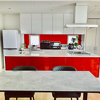 「赤を魅せることにこだわった、遊び心も忘れないモノトーンインテリア」 by comonaさん