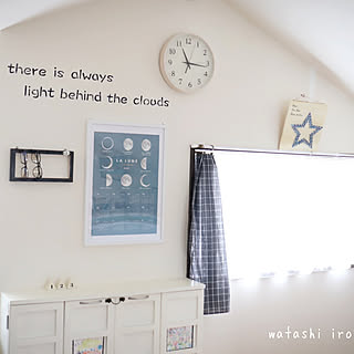 こんな使い方も！ダイソーのフレームを使った壁面ディスプレイ