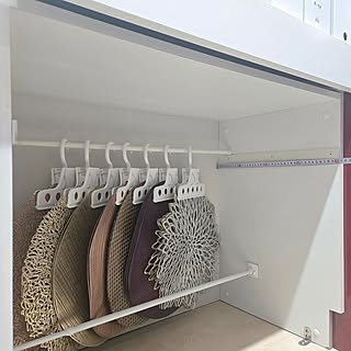 【すきま活用アイデア】奥行きをムダにしない！6cmのすきまにつっぱり棒で作る背面収納 by love1017さん
