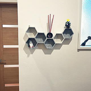 「色も配置も自由にできる、ハニカム型飾り棚の簡単レシピ」 by nachiさん