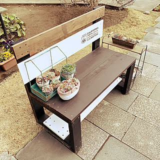 お手製のベンチで彩る、くつろぎ空間。個性豊かなベンチのDIYアイデア集