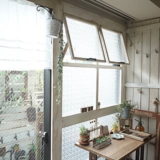 棚を付けて実用性も♪窓枠DIYで自分だけのディスプレイ