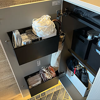 生活感をまるっと隠して美しさをキープ！100均アイテムでつくる扉裏収納