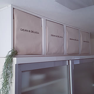 収納にもディスプレイにも使える！棚の上のデッドスペースの活用アイディア