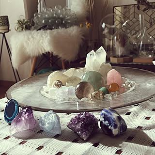 美しさも面白さも楽しめる！鉱物があるお部屋の実例10選