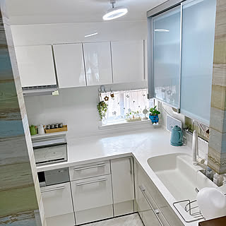 「収納はスマートに、窓辺には彩りを。メリハリで暮らしが整うL字型キッチン」 by
miyuさん