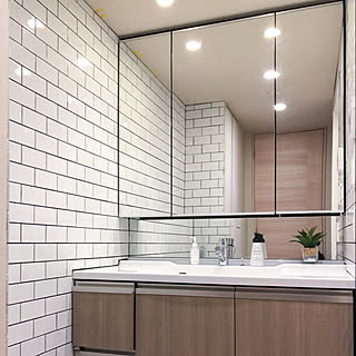 スッキリしたデザインも魅力。サブウェイタイルを効果的に取り入れたDIY例