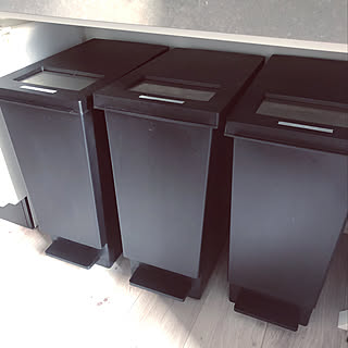 ニオイが漏れずデザイン性抜群☆機能的なペダル式のゴミ箱