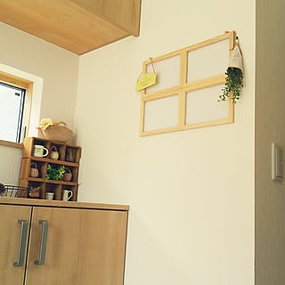 手軽に個性を☆貼り合わせるだけの窓枠DIY by satotoさん ［連載: 10分でできる100均リメイク］