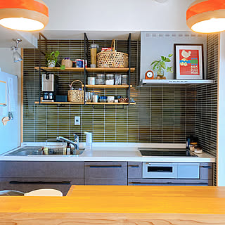 わが家ならではの魅力がつくれる♪カラーのタイルでキッチンにアクセント