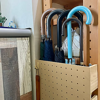 玄関がすっきりする♪スペースに合わせてつくれる、DIY傘立てのアイデア