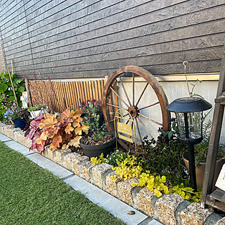 手入れをする時間で心も洗われる。こだわり花壇のDIY実例集