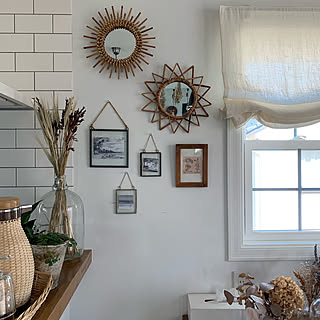 やさしい空間づくりに♡絵のように軽やかに飾れるラタンミラーのあるお部屋