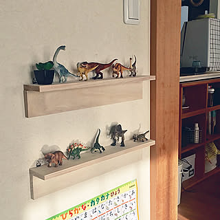 プチプラで壁面を有効活用できる！100均アイテムで作る、ウォールシェルフDIYアイデア